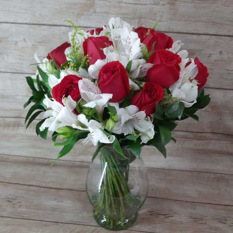 Arranjo de 9 Rosas com Astromélias no Vaso de Vidro